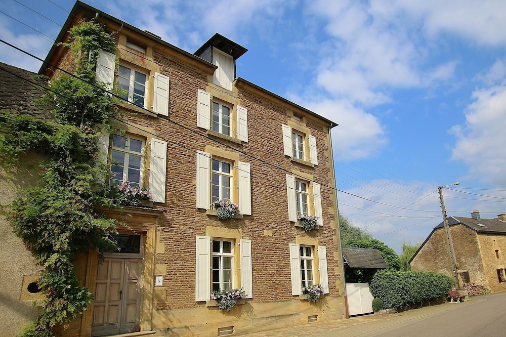 Unique Holiday Home in Virton with Jacuzzi