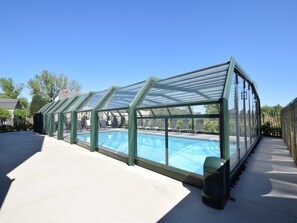 Piscine chauffée, chaises longues