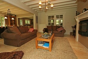 Fernseher, Kamin, DVD-Player, Stereoanlage