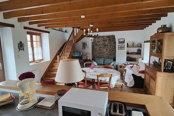 Depuis la cuisine, vue sur salle à manger et salon