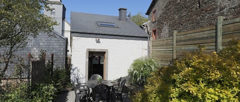 تناول الطعام بالخارج