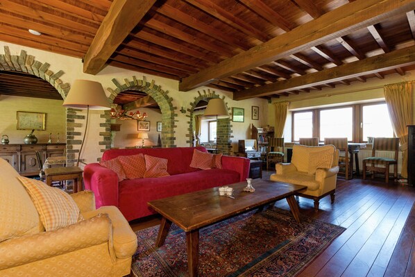 Cheminée, lecteur de DVD, chaîne hi-fi