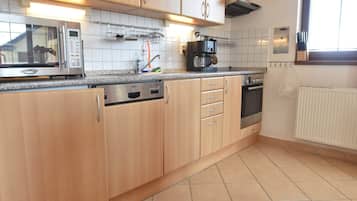 Een koelkast, een magnetron, een oven, een kookplaat