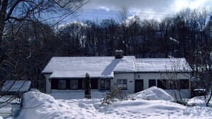 A two-story house with a snow-covered roof and a number '189' on the front wall. - Serene Holiday Home in Mladé Buky with small pool, Trampoline & Skiing Nearby (Mladé Buky)
