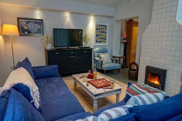 Smart-TV, Kamin, Bücher