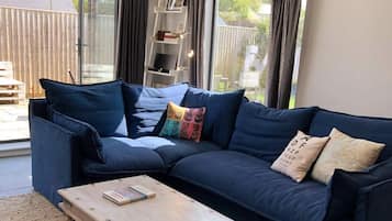 Smart-TV, Kamin, Bücher