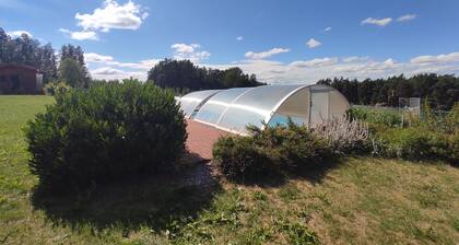 Maison de Campagne en ForĂȘt TchĂšque avec Piscine