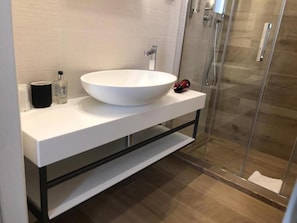 Shower, bidet - Via Milano 52 Suites (Roma)
