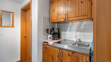 Kühlschrank, Herdplatte, Wasserkocher mit Kaffee-/Teezubehör