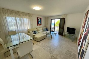 TV - Apartment with Sea Views (Sansenxo)