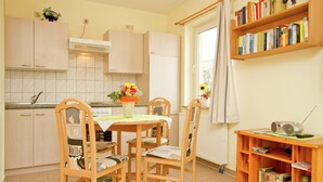 Kaffetrakter/tekoker, kjøleskap, ovn og kokeplater
