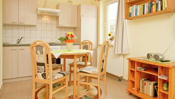 Kühlschrank, Ofen, Herdplatte, Wasserkocher mit Kaffee-/Teezubehör