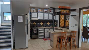 Fridge, oven, coffee/tea maker, blender