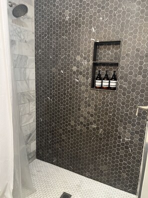 Dusche, Haartrockner, Handtücher, Seife