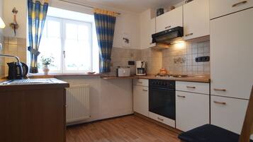 Kühlschrank, Mikrowelle, Ofen, Wasserkocher mit Kaffee-/Teezubehör