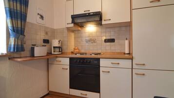 Refrigerador, microondas, horno y cafetera y tetera