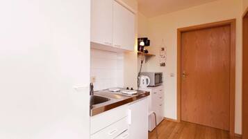 Mikrowelle, Herdplatte, Wasserkocher mit Kaffee-/Teezubehör, Hochstuhl