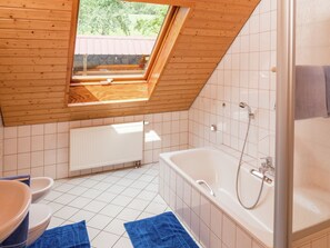 Combined shower/tub, hair dryer, bidet - Schwarzwald-Ferienwohnung auf dem Bauernhof (Schuttertal-Regelsbach)