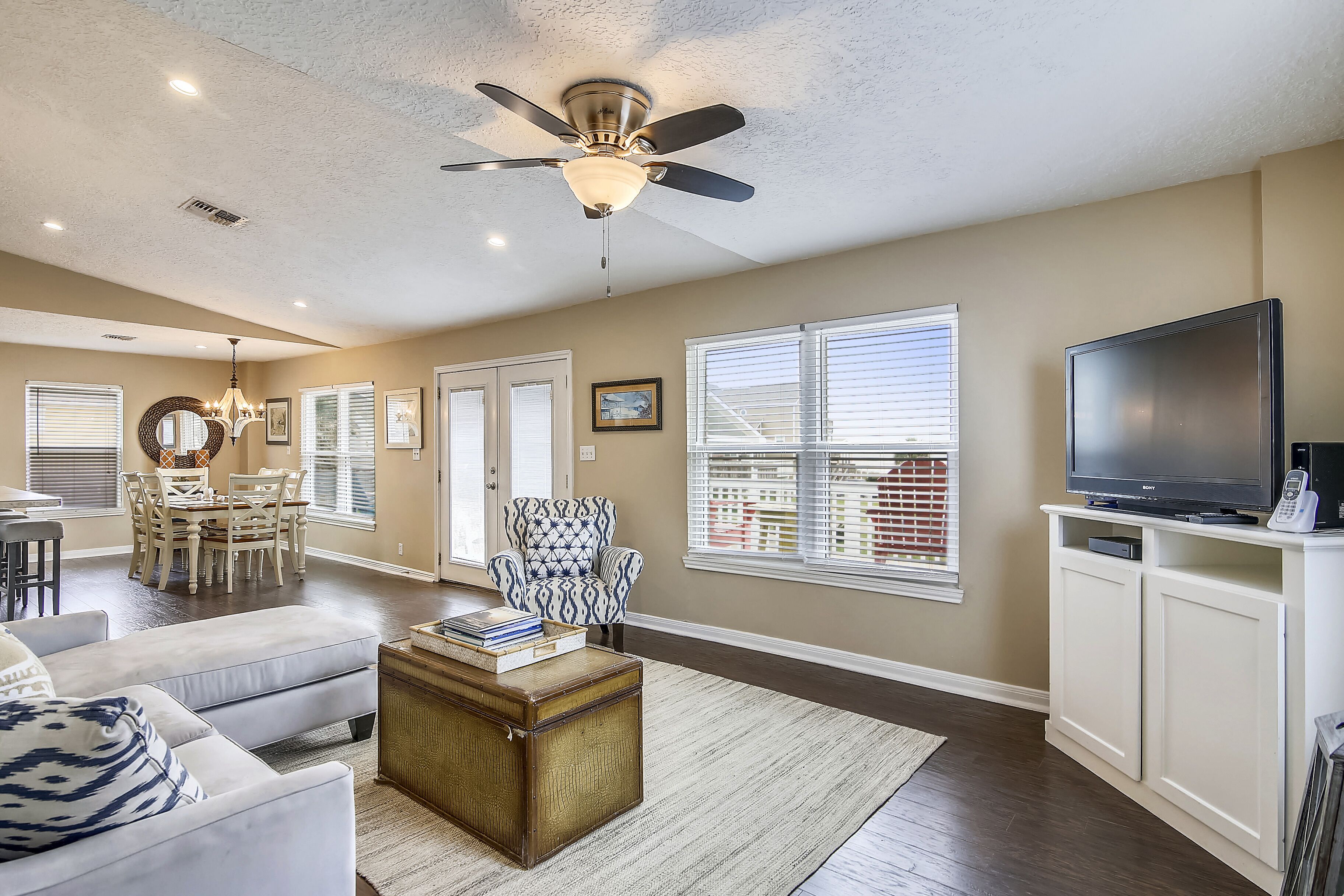 Barefoot Bungalow | Short Walk to Jamaica Beach