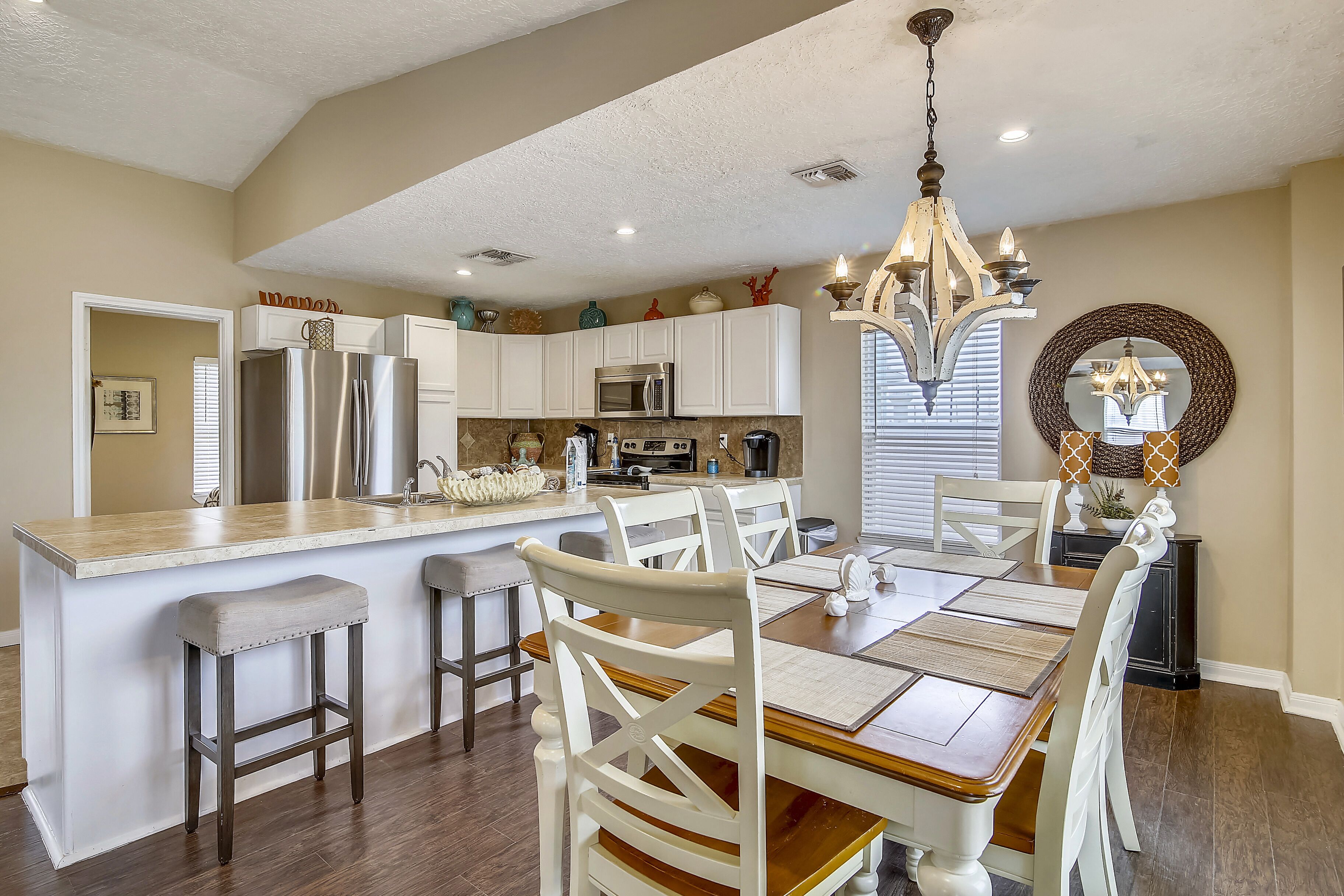 Barefoot Bungalow | Short Walk to Jamaica Beach