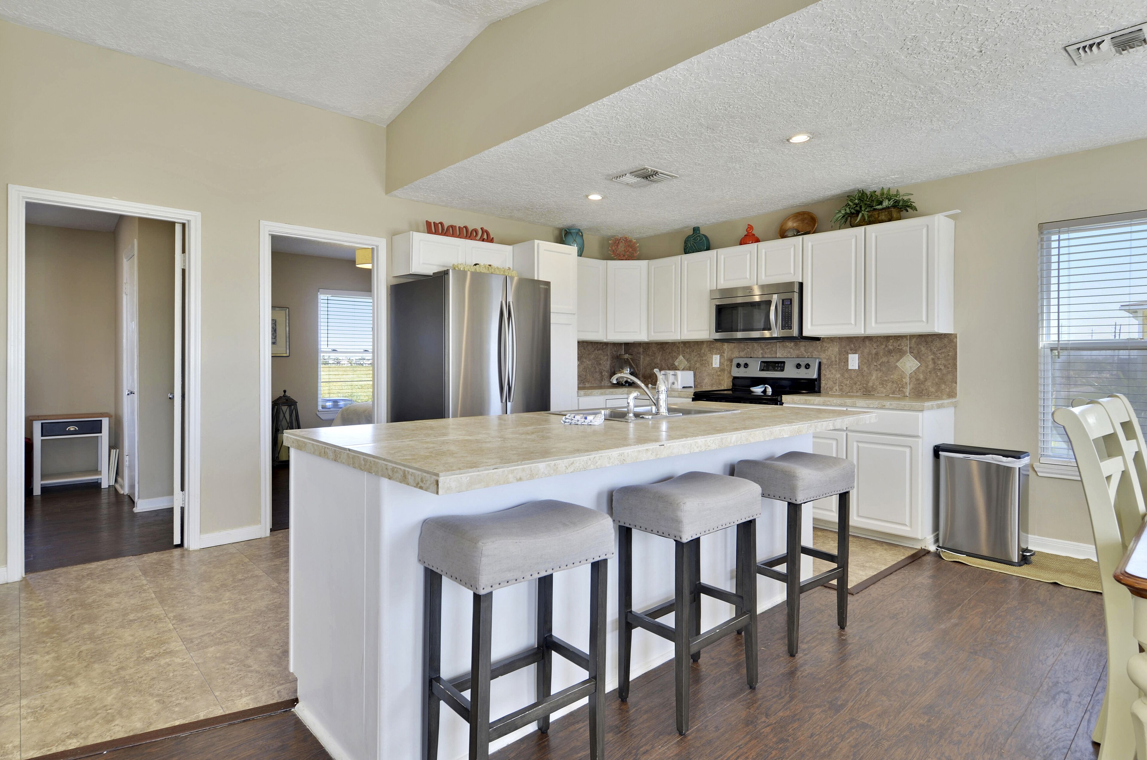 Barefoot Bungalow | Short Walk to Jamaica Beach