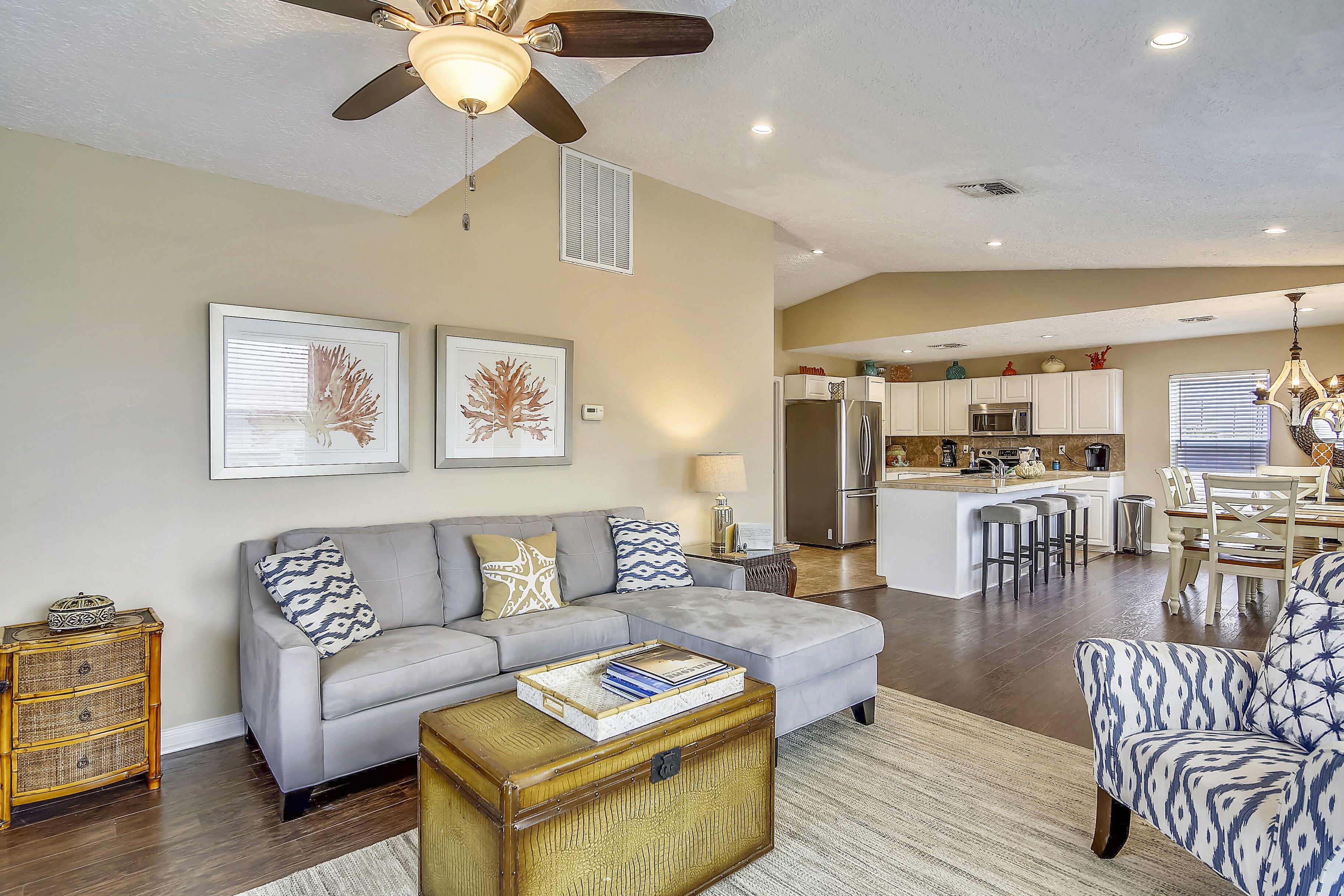 Barefoot Bungalow | Short Walk to Jamaica Beach