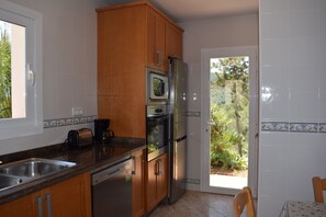 Kühlschrank, Mikrowelle, Ofen, Geschirrspüler