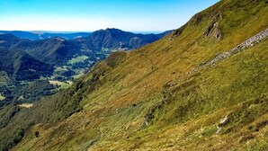 Eine bergige Landschaft mit blauem Himmel.