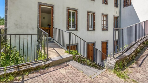Ein mehrstöckiges Gebäude mit einer Treppe, die zu den oberen Stockwerken führt.