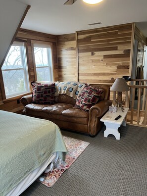 2 bedrooms, desk, iron/ironing board, WiFi