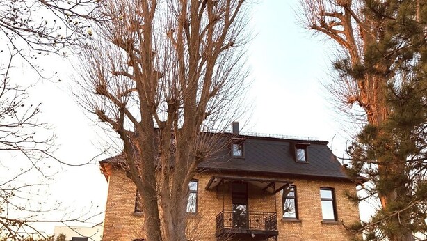 A two-story brick building with a balcony on the second floor. - Apartment Cypress (Stutzheim-Offenheim)