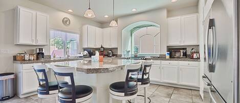 Refrigerador, horno, lavavajillas y cafetera y tetera