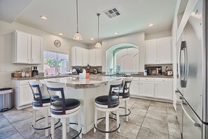 Refrigerador, horno, lavavajillas y cafetera y tetera 