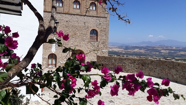 A stone building with arched windows and a view of the countryside. - Belvilla by OYO Vistalmar (Manilva, Malaga)