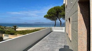 A balcony with a view of the beach and ocean. - Villa in Vilamoura near Golf & Beach (Sanxenxo)