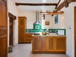 Fridge, microwave, oven, stovetop - Holiday Home in Dordogne (Saint-Martin-de-Gurson)