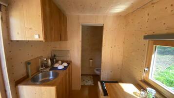 Kühlschrank, Wasserkocher mit Kaffee-/Teezubehör