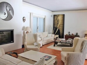 TV, table tennis, stereo - Luxury villa with heated jacuzzi and garden (Le Muy)