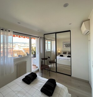 2 Schlafzimmer, Schreibtisch, Bügeleisen/Bügelbrett, Reisekinderbett