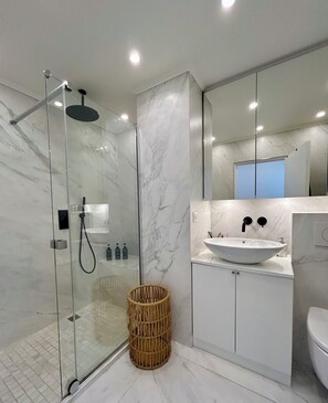Douche, sĂšche-cheveux, serviettes fournies, savon