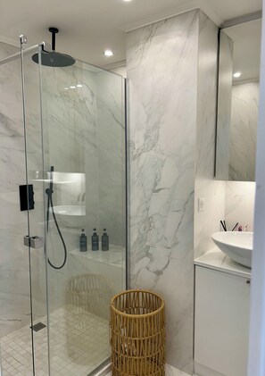 Dusche, Haartrockner, Handtücher, Seife