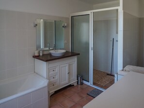 Baignoire, serviettes fournies