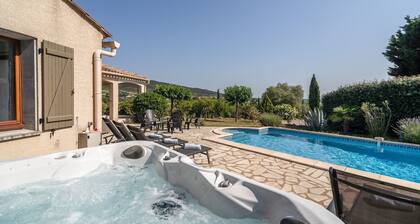 Relaxing Villa Near Lake & Beaches