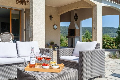 Relaxing Villa Near Lake & Beaches