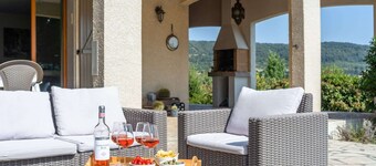 Relaxing Villa Near Lake & Beaches