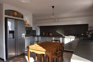 Coffee/tea maker, fridge, microwave, oven