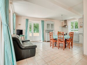 Télévision, cheminée, lecteur de DVD, chaîne hi-fi