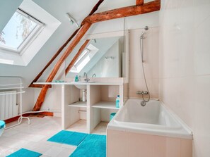 Bathtub - Farmhouse in Boncourt with Private Garden (Boncourt)
