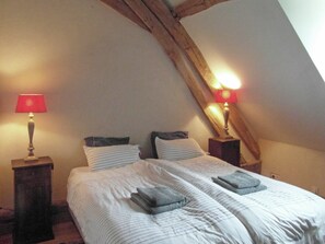 3 bedrooms, WiFi - Castle in Le Veurdre near Forest and River (Le Veurdre)
