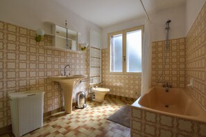 Bathtub, bidet